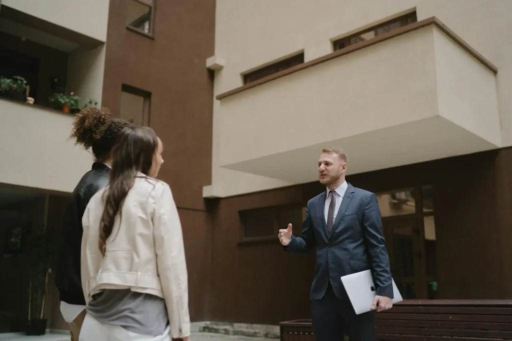 Un agent immobilier montrant un appartement à des locataires potentiels