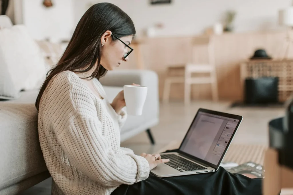 Femme à la recherche d'un simulateur de Révision de loyer