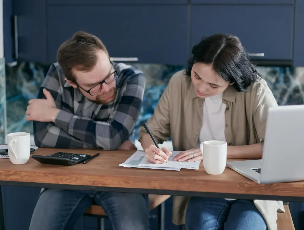 jeune couple en train de remplir des formulaires d'aide au logement