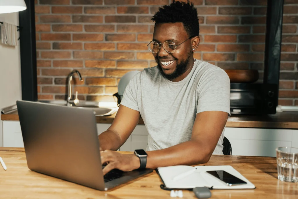 Homme qui recherche un logement sur son ordinateur